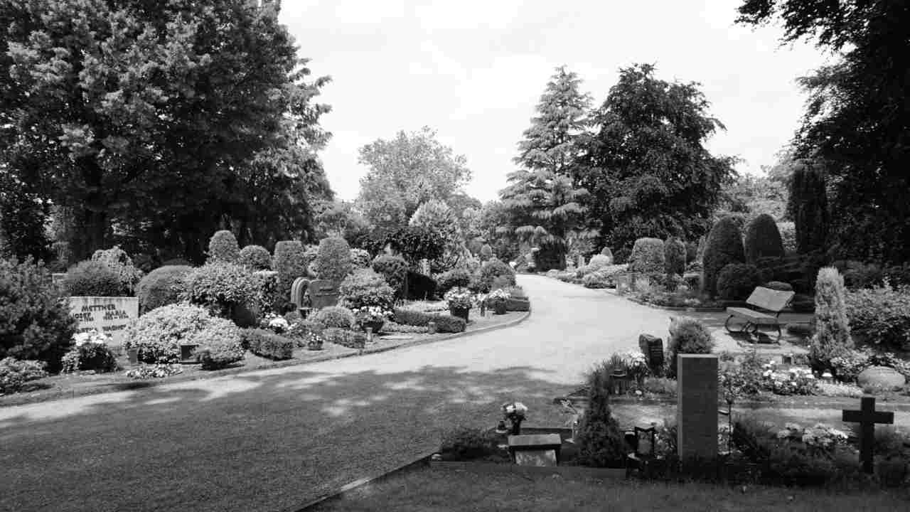 Foto Friedhof Brüggen in schwarz weiß