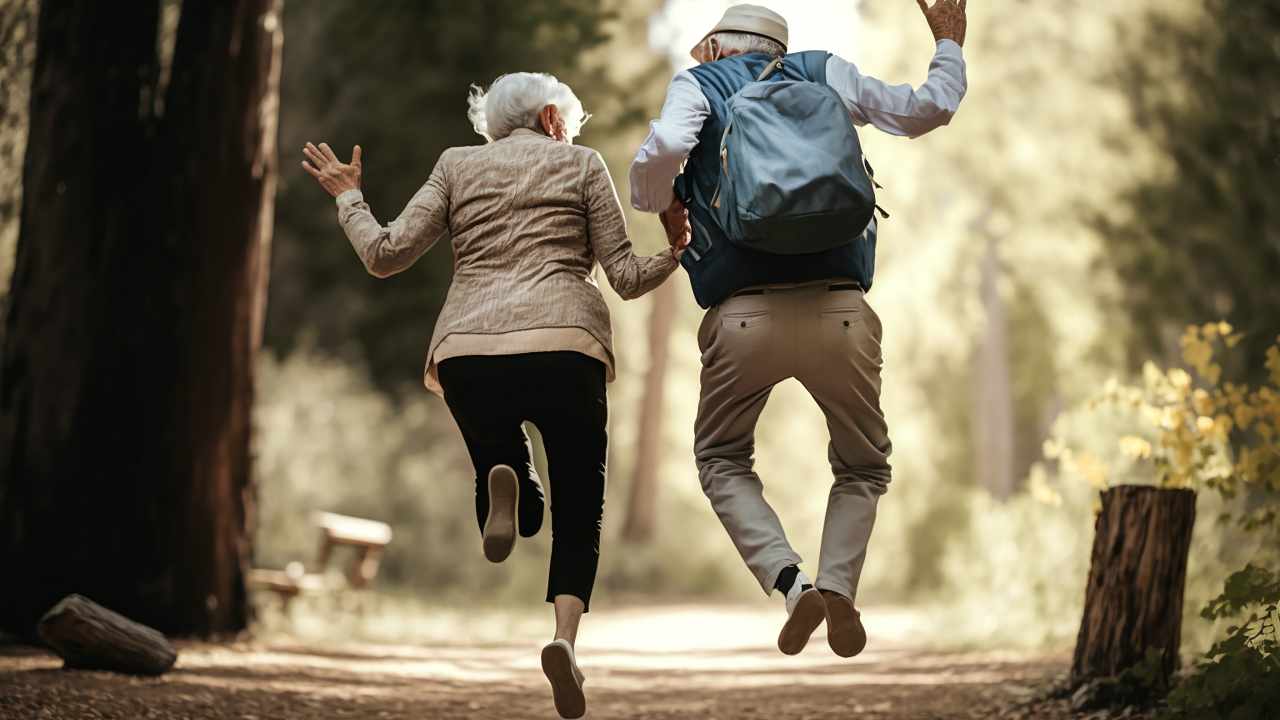 Foto von springenden älteren Menschen