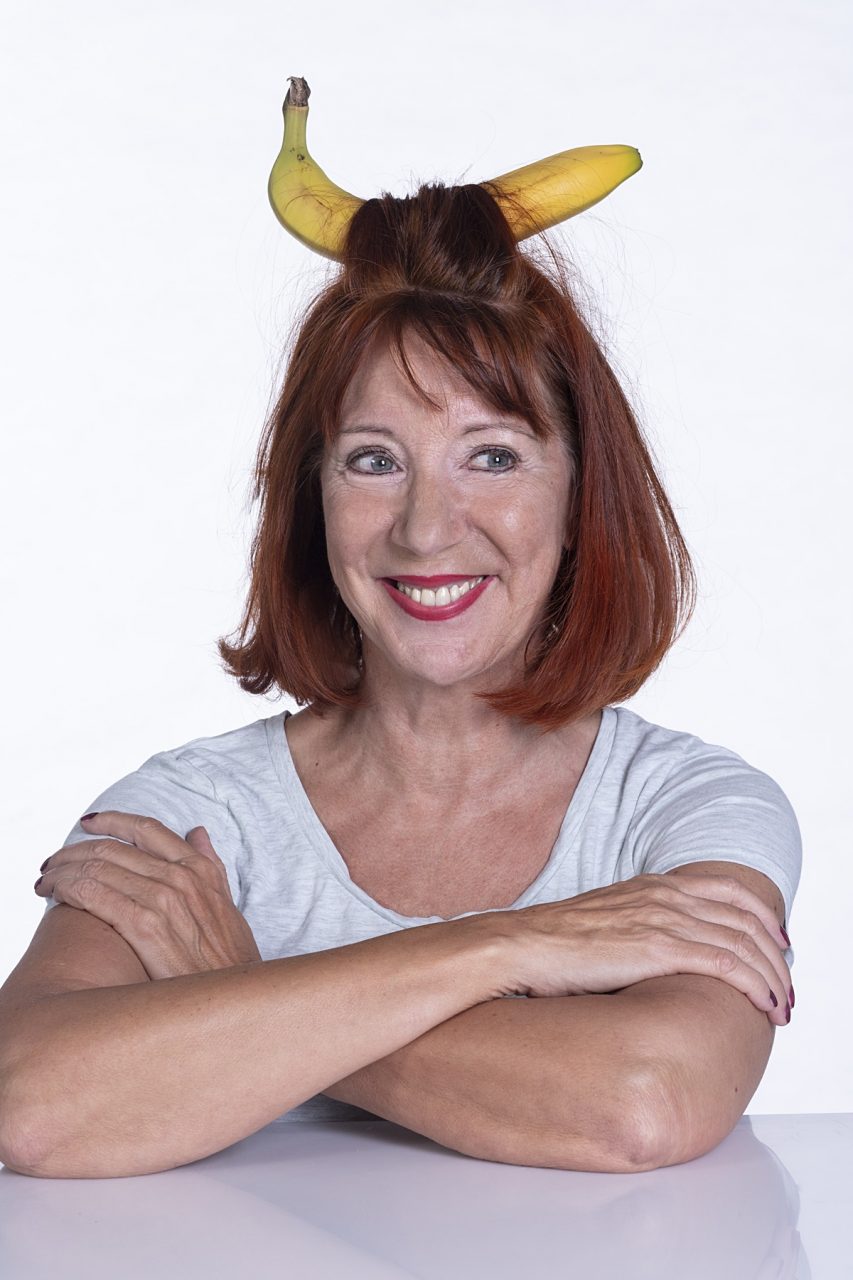 Foto Frau mit Banane in den Haaren