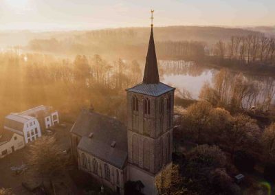 Foto Borner Kirche im nebeligen Sonnenaufgang