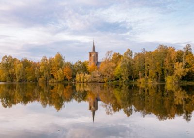 Foto Borner Kirche und See im Herbst