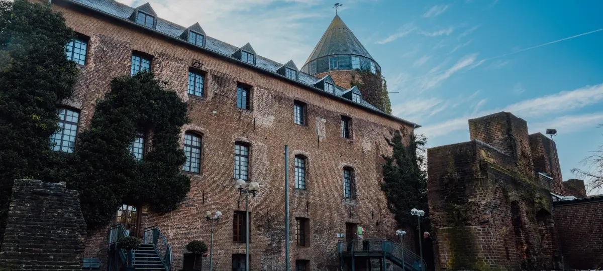 Foto Homebildschirm Burg Brüggen im Frühling
