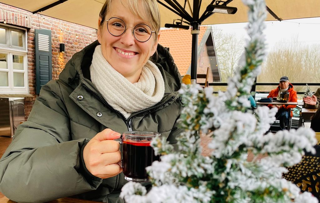 Foto Frau mit Glühwein