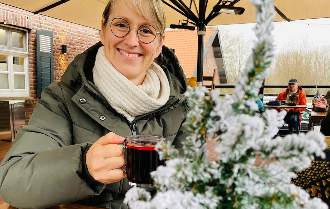 Foto Frau mit Glühwein