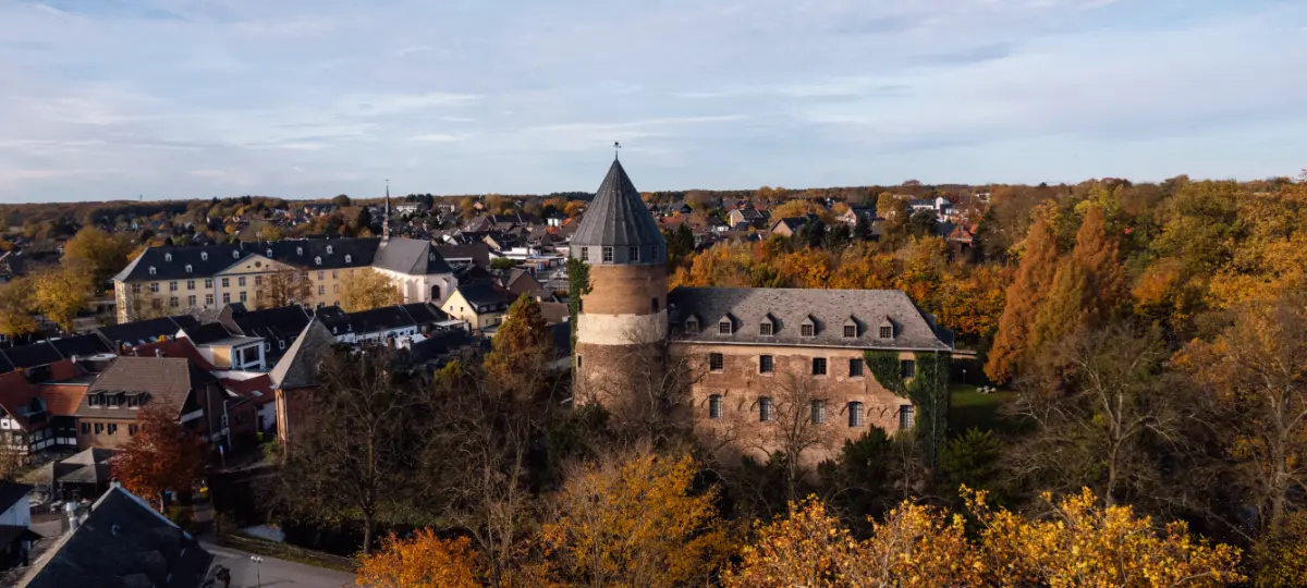 Foto Burg Brüggen im Herbstlaub